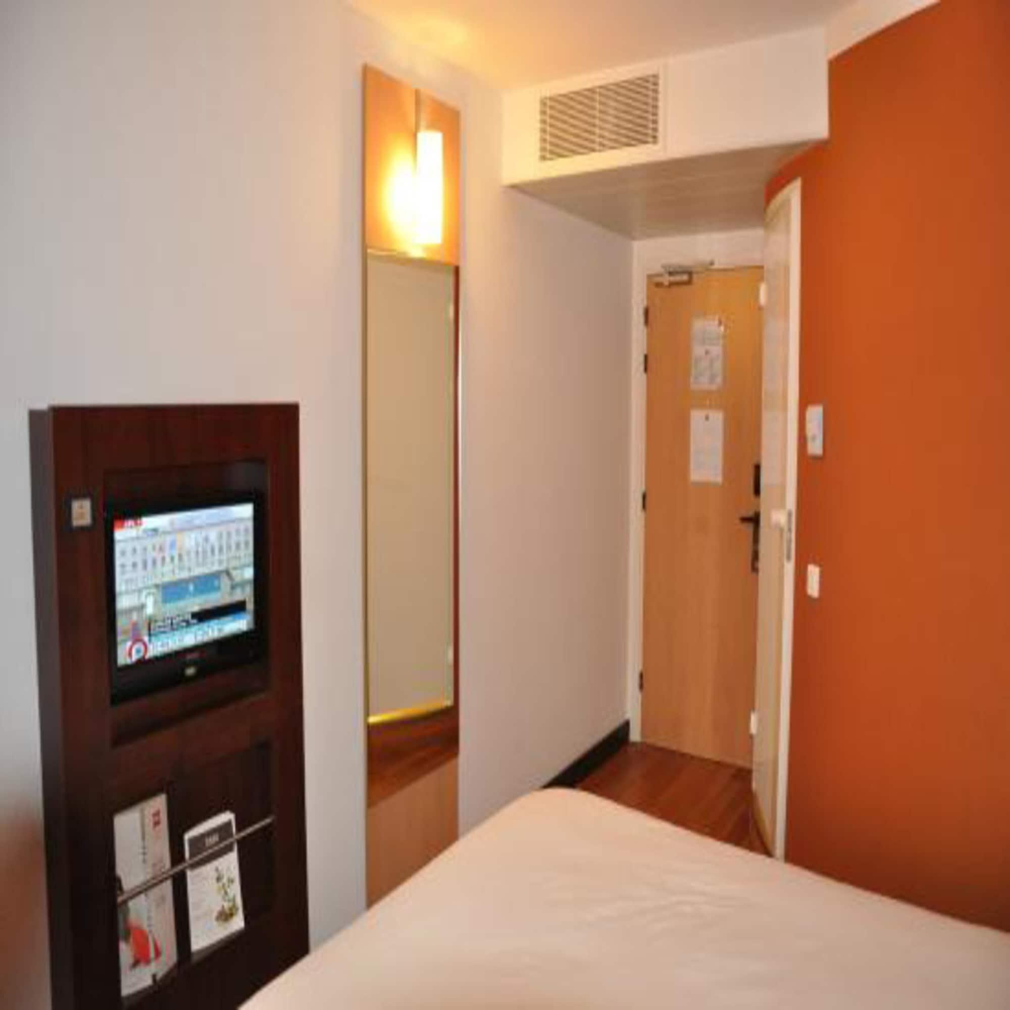 Ibis Marseille Centre Euromed Hotel Exterior photo